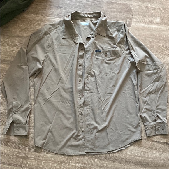 Mens Columbia large tan lightweight button down, brand new - Picture 1 of 5